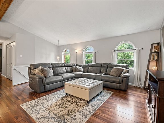 3rd image of 833 Glendale Ct