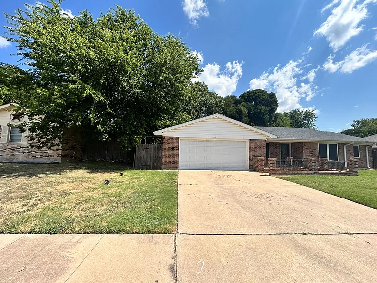1605 Miranda Ave — Photo 1
