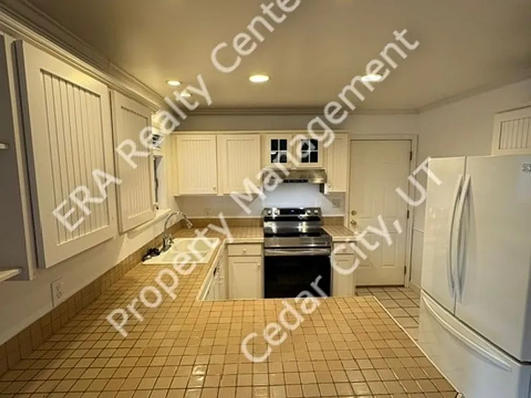 563 S 940 W — Photo 6