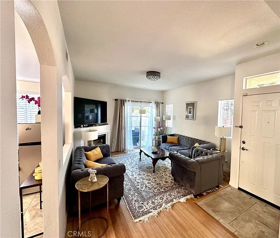 3 bed, 2.5 bath, 1407 sqft, $3,795 — Photo 3