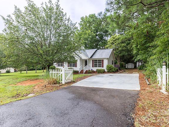 4th image of 908 Blackstone Ln