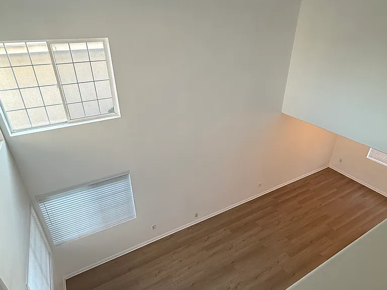 511 E 31st St — Photo 14