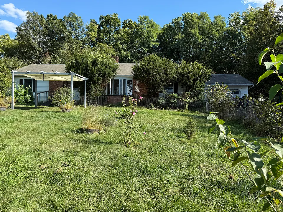 237 Rockefeller Ln