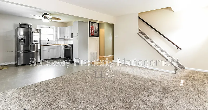 3 bed, 1.0 bath, 1041 sqft, $2,650 — Photo 3