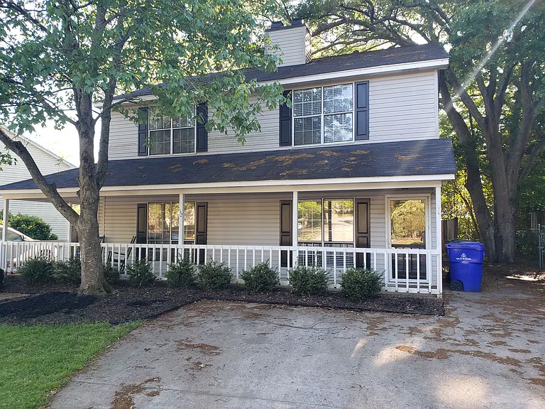 32 Huntsfield Dr #B — Photo 1
