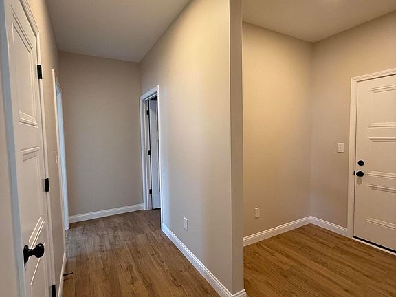 5th image of 402 Pinehurst Way