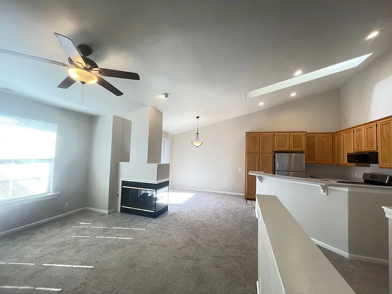 2 Bedroom, 2 Bathroom Townhouse with Attached Garage and Washer/Dryer Hookups! — Photo 23