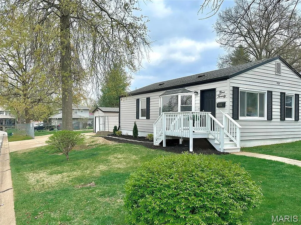 920 Des Peres Dr photo 1