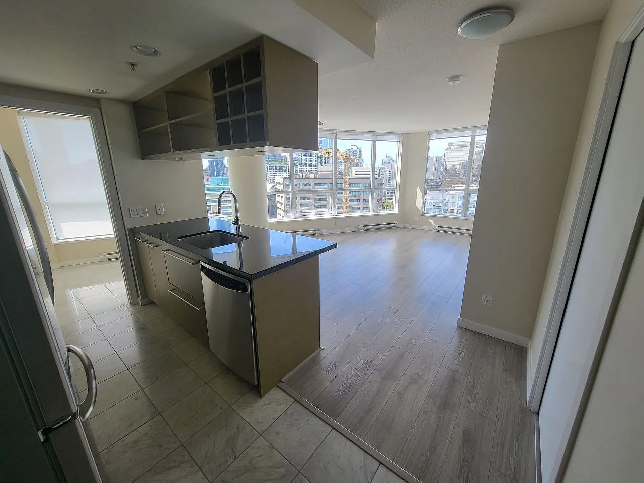 2 bed, 1000 sqft, $3,590 — Photo 3