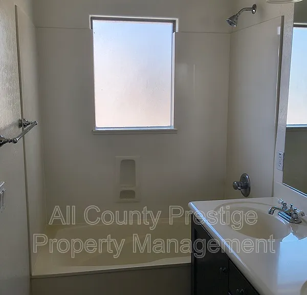 815 E Rose Ln #110 — Photo 5
