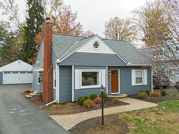 2nd image of 439 Canyon Dr S