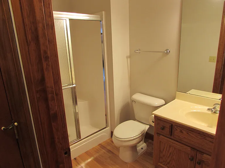 Main floor full bathroom