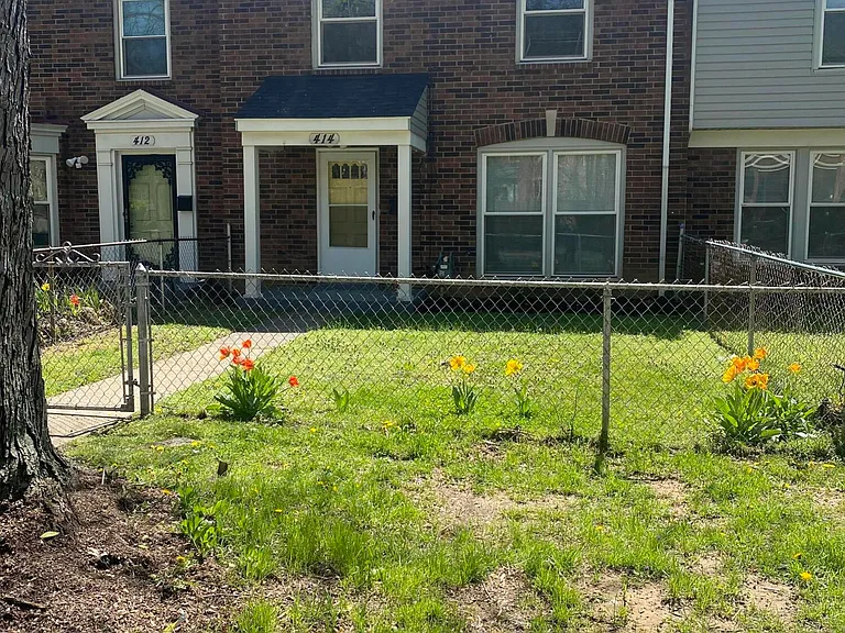 414 W Hill St — Photo 2