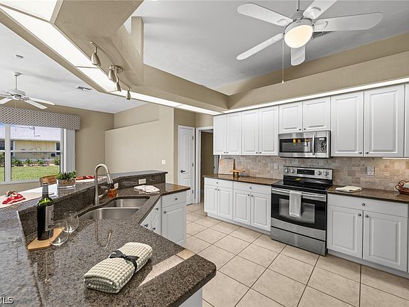3rd image of 410 SE 20th Ct