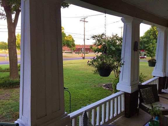 3rd image of 209 Brown St