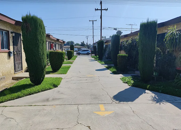 N Poplar Ave — Photo 13