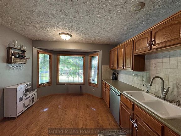 5th image of 3304 Schroeder Ave