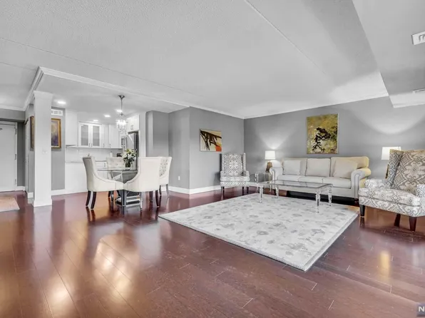 521 Piermont Ave APT 329A, River Vale, NJ 07675