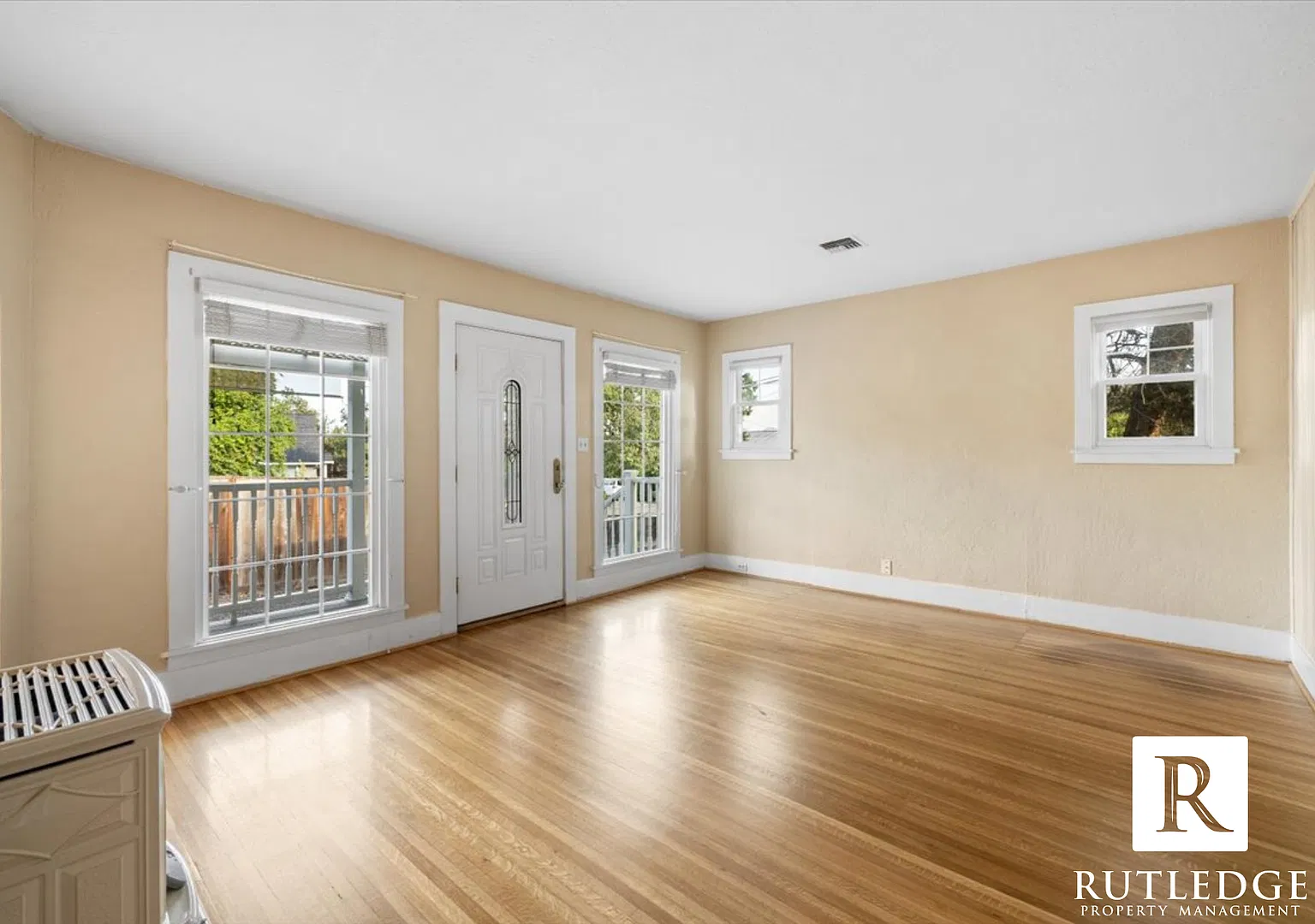 Beautiful 3 bedroom home in Talent! — Photo 3