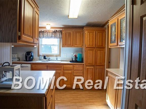 4th image of 10293 N Center Rd