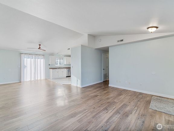 3rd image of 4721 Forsythia Street