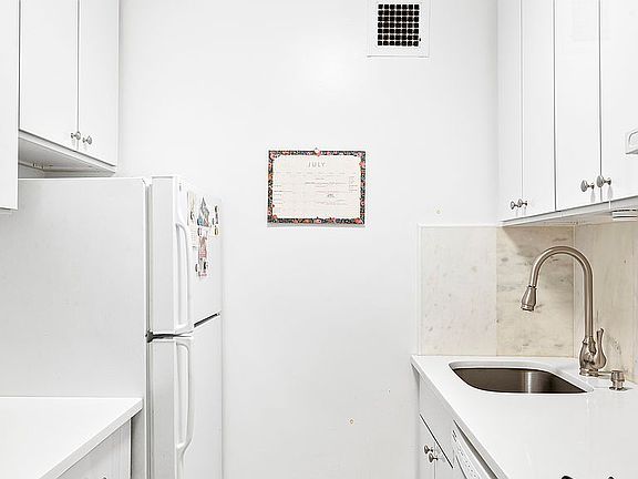 4th image of 200 E 58th St APT 6G