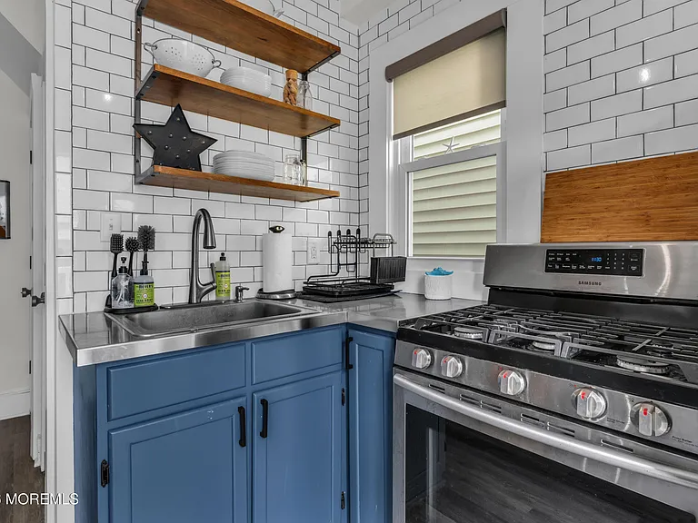 1208 Bond St — Photo 9