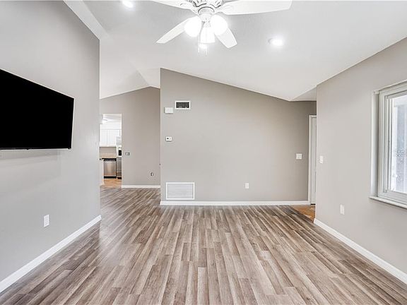 4th image of 697 La Salle Dr