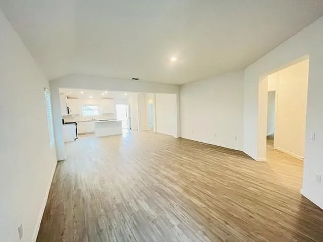 4 bed, 1699 sqft, $1,995 — Photo 2