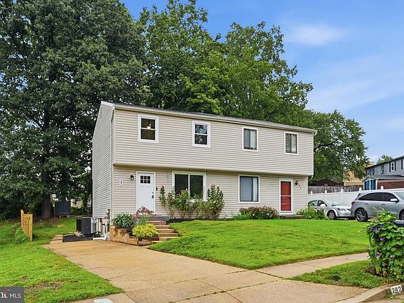 3rd image of 282 Greenleaf Cir