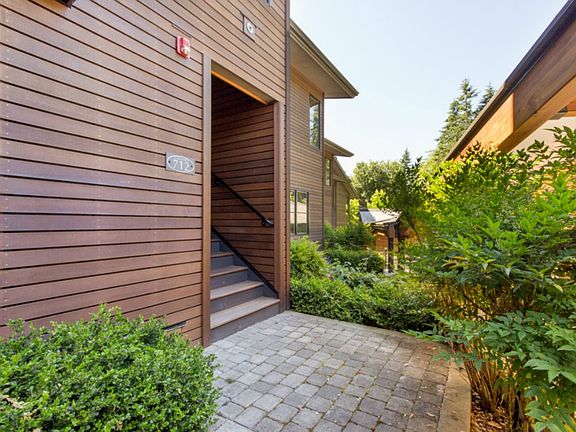 3rd image of 712 Vineyard Ln