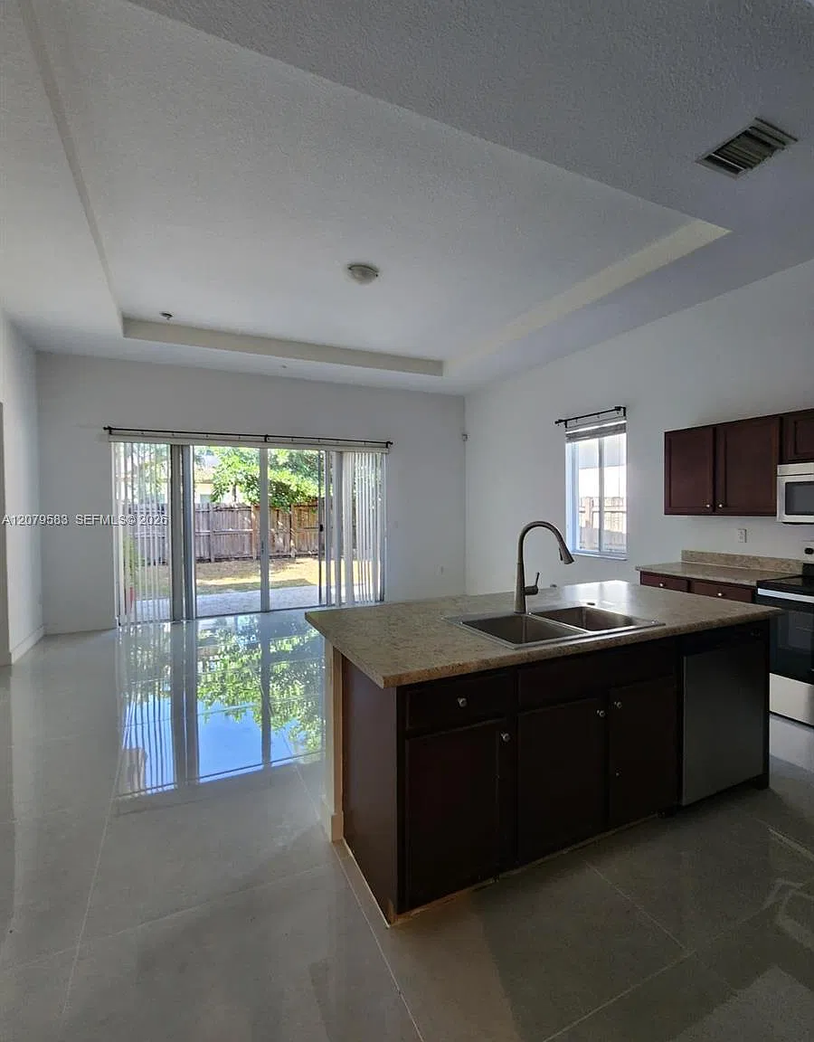3 bed, 1980 sqft, $3,800 — Photo 3