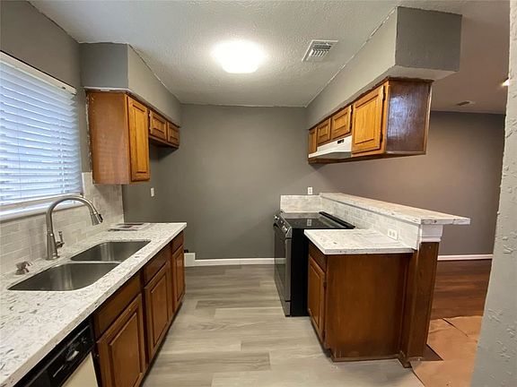 4th image of 1910 Strawfield Dr