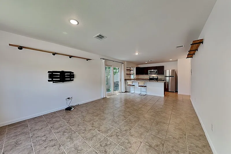 3 bed, 2.5 bath, 1300 sqft, $2,399 — Photo 2