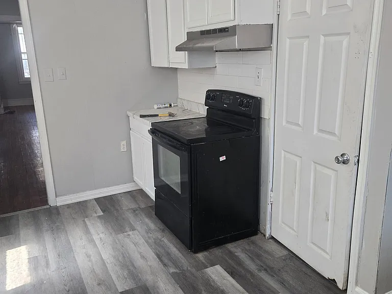 1249 N Alden St — Photo 6