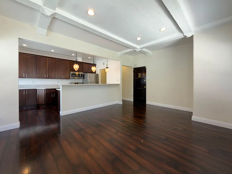 137 S Roxbury Dr — Photo 4