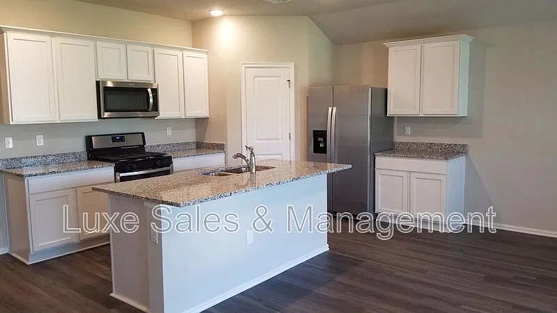 4 bed, 2.0 bath, 1796 sqft, $1,995 — Photo 4