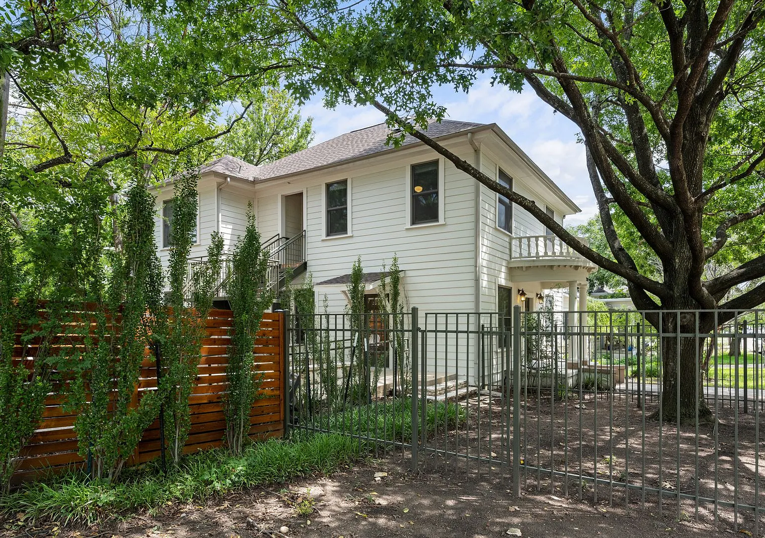 Historic and Charming 7 BR / 4.5 BA Home in Central Austin — Photo 4