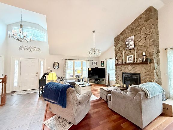 3rd image of 59 Winding Brook Rd