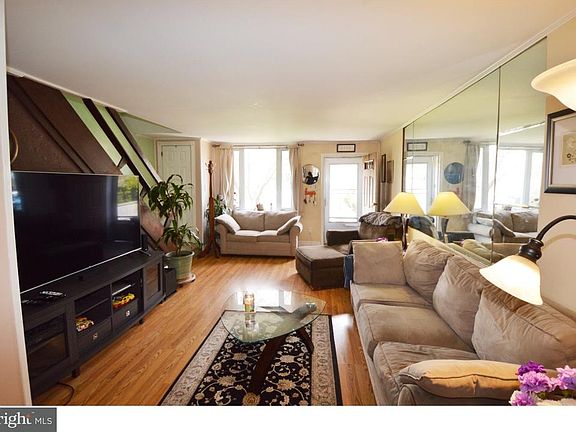 4th image of 2202 Ardmore Ave