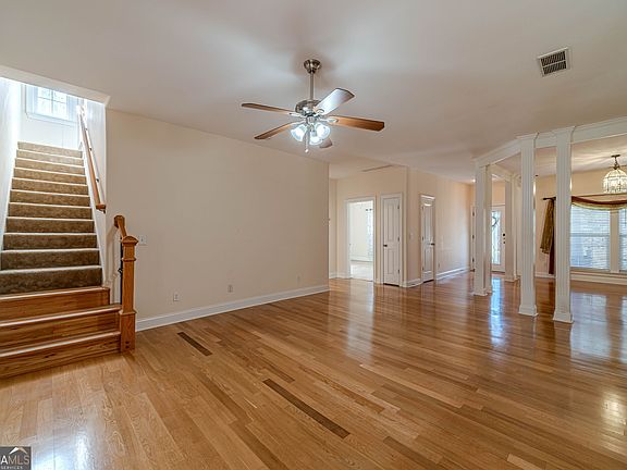 3rd image of 654 Huntington Trce