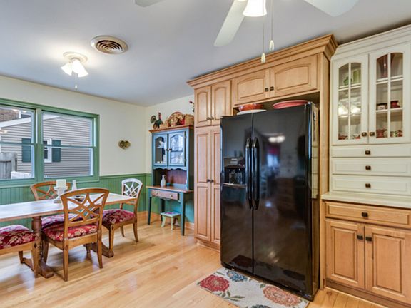 3rd image of 565 W Daisy Pl