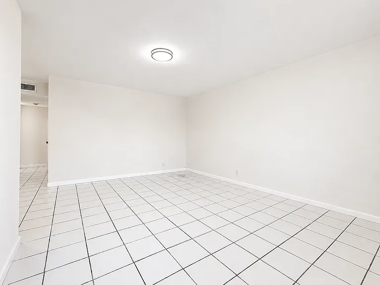 Chelsea Manor Apartments — Photo 26