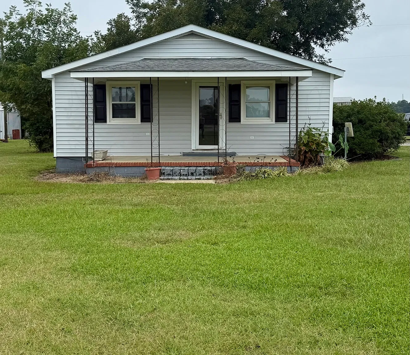 3 bed, 1.5 bath, 1336 sqft, $1,300 — Photo 1