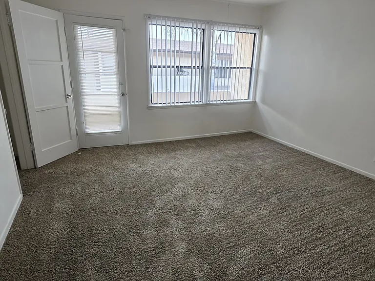 559 W Flora St #14 — Photo 8