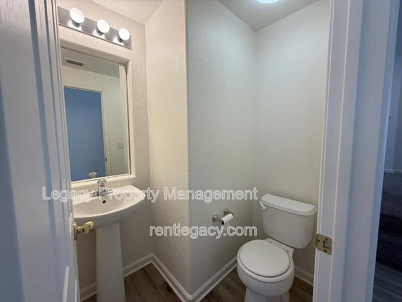 5 bed, 3.5 bath, 2724 sqft, $3,250 — Photo 4