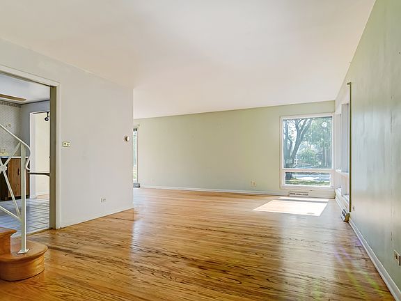 3rd image of 710 S La Grange Rd