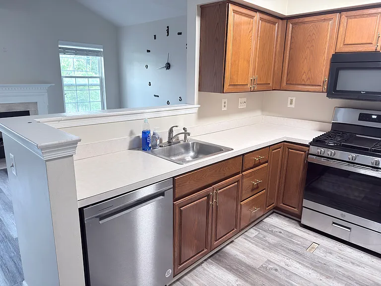 921 Bentley Ct — Photo 5