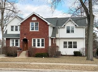 418 E Hillside Ave, Barrington, IL 60010