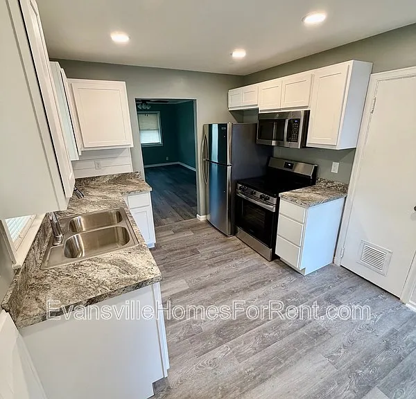 120 Leslie Ave — Photo 4
